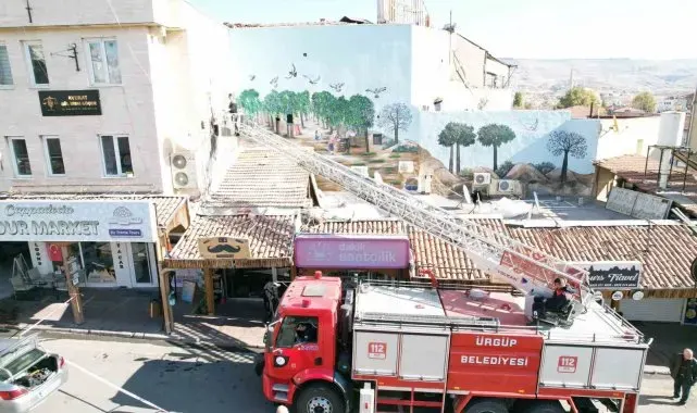 İtfaiye aracı üzerine çizdiği resmi 21 günde tamamladı