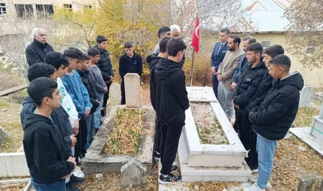 Şehit öğretmen Yaşar Uytun, kabri başında anıldı