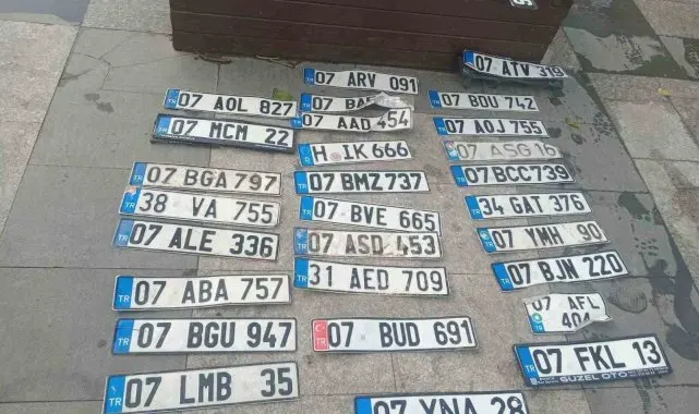 Sağanak sonrası düşen plakasını bulamayan sürücüler oraya koştu
