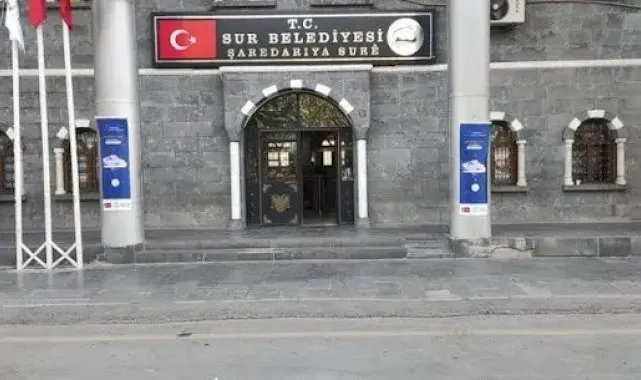 Sur Belediyesi, tasarruf tedbirlerine aykırı olarak lüks araç kiraladı