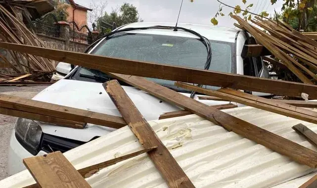 Kocaeli'de çatı uçtu, 6 otomobil hasar gördü