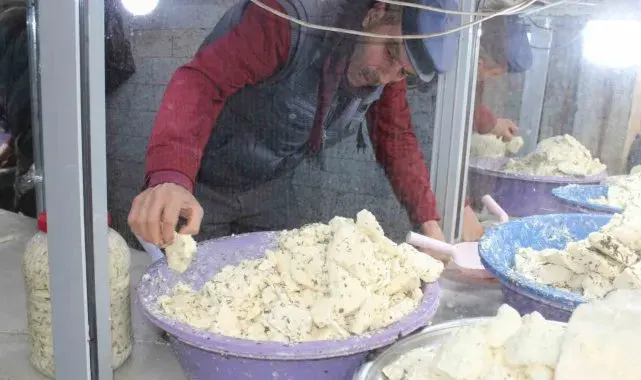 Siirt'te kışlık peynir satışa çıktı