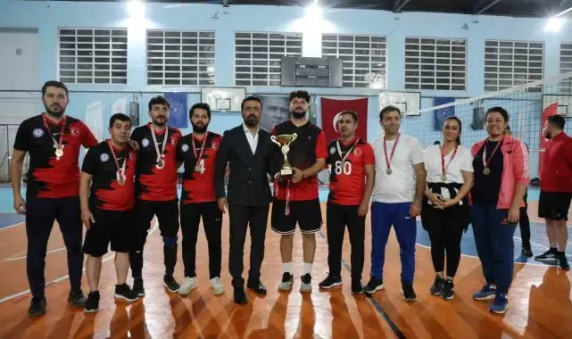 Öğretmenler voleybol turnuvasında kıyasıya mücadele etti