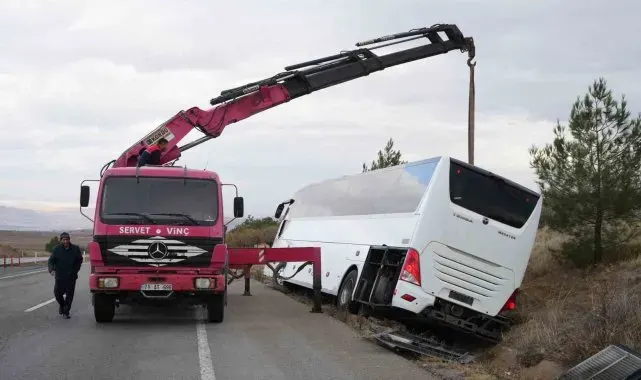 Kırıkkale'de otobüs yan yattı: 30 kişi yara almadan kurtuldu