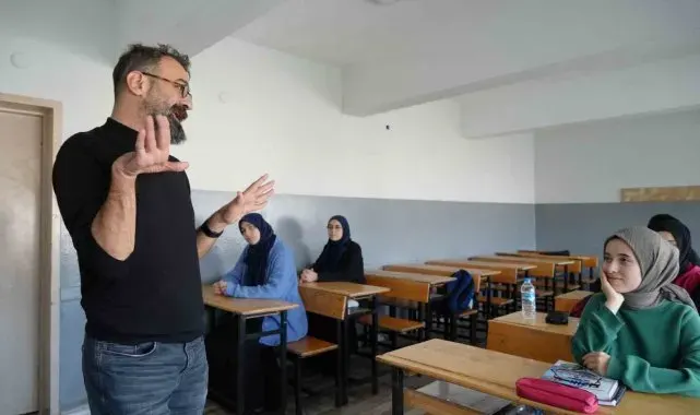Serebral palsi hastası öğretmen 22 yıldır öğrencilerine 'rehber' oluyor