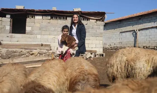 Öğrencilerine ödev olarak inek sağdıran ve kuzuları besleten Melahat öğretmenin öğrencilerinin 10 parmağında 10 marifet