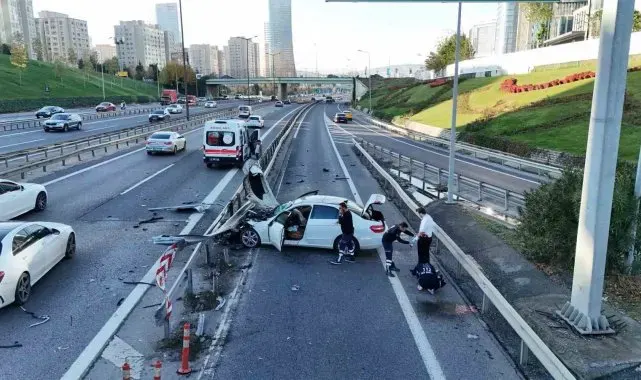 Ataşehir'de kontrolden çıkan otomobil refüje çarptı: 1 yaralı