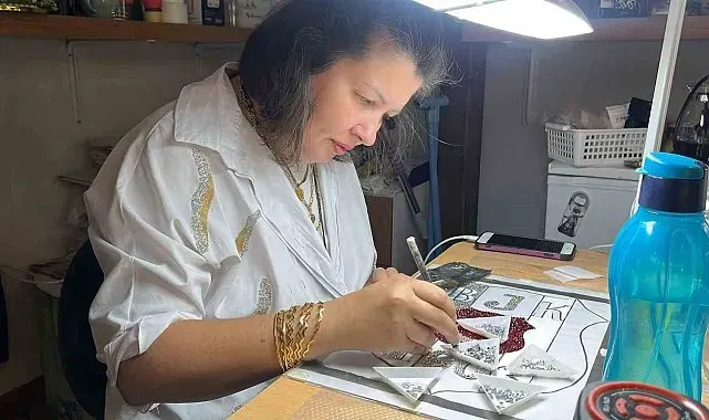 Sosyal medyada gördüğü, işi oldu: Kristal cam taşları ilmek ilmek işliyor
