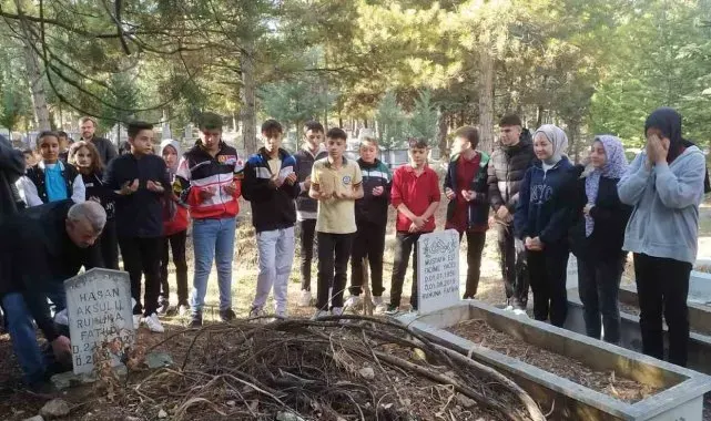 Hisarcık'ta vefat eden öğretmenlerin mezarları ziyaret edildi