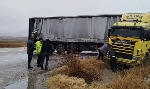 Makaslayan tırın sürücüsü burnu bile kanamadan kurtuldu