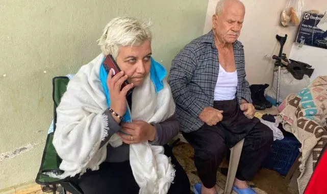 Evde mahsur kalan yaşlı adam ile kızı ve oğlu kurtarıldı
