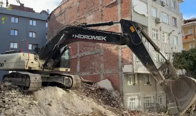 Bahçelievler'deki kentsel dönüşüm için yıkılan bina, yan binanın duvarına zarar verdi