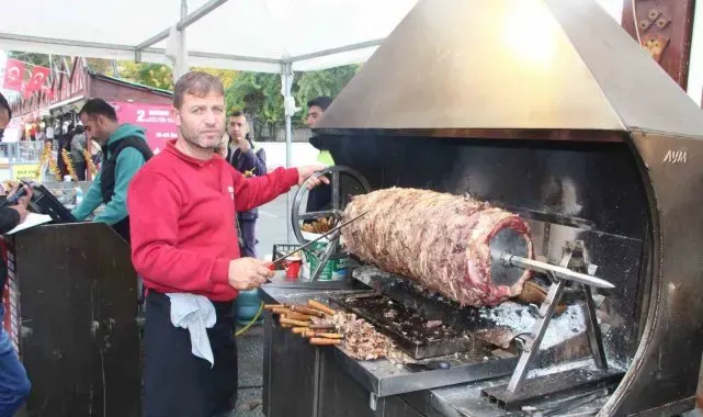 Batman'da gastronomi festivalinde Erzurum çağ kebabına yoğun ilgi