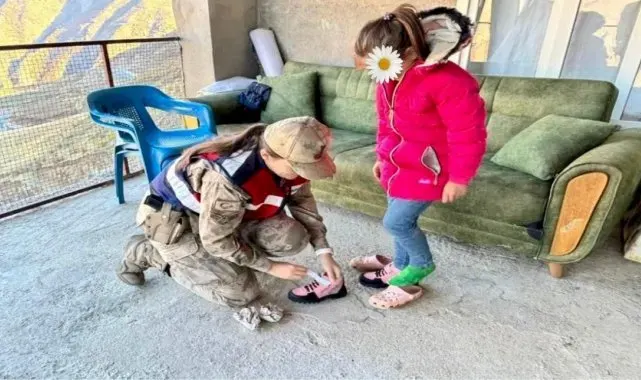 Siirt'te jandarma 50 öğrencinin okul ihtiyacını karşıladı