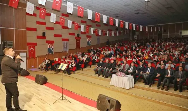 Ağrı'da müzik öğretmeni Nizamettin Ardin'den meslektaşlarına özel konser