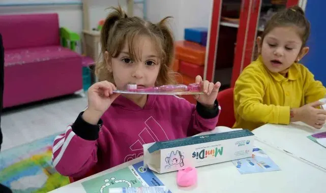 Miniklere eğlenerek diş fırçalama yöntemlerini öğrettiler