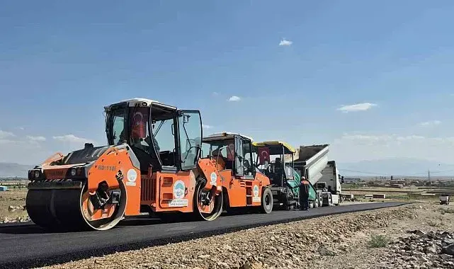 Kayseri Büyükşehir, Develi'de sıcak asfalt çalışmalarına başladı