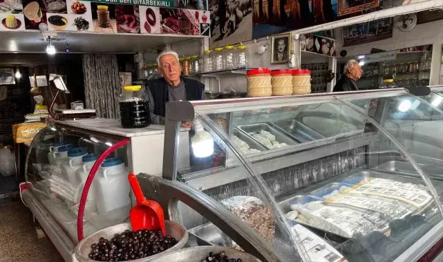 Diyarbakır'da 90 yaşındaki esnaf köy peynirlerini toplayıp müşterilerine satıyor