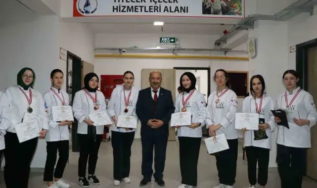Kütahyalı öğrenciler, Antalya Gastro Festivali'nden rekorlarla döndü