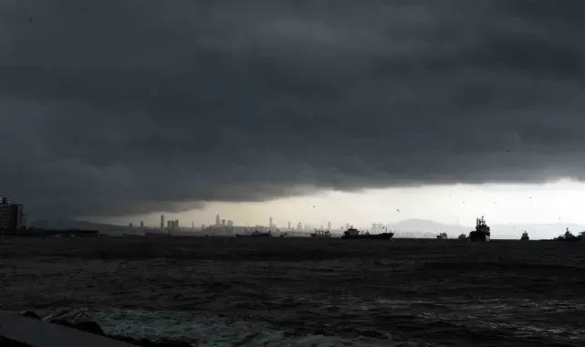 İstanbul'a kara bulutlar ile yağmurun gelişi görüntülendi