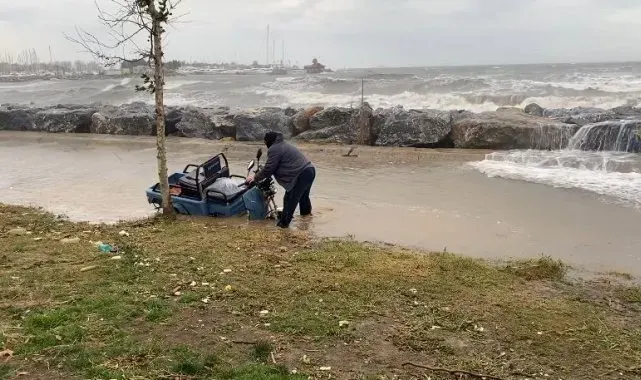 Kadıköy'de dev dalgalar sahile taştı