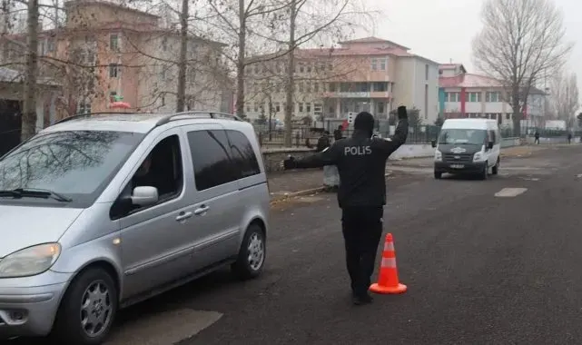 Ardahan'da polis ekiplerince okul çevrelerinde denetim yapıldı
