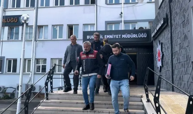 Ağır hasarlı araçları alıp piyasa süren otomobil çetesine operasyon : 3 kişi tutuklandı