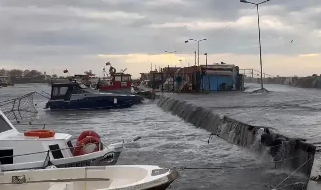 Şiddetli lodos nedeniyle İstanbul'da deniz taştı, tekneler zarar gördü