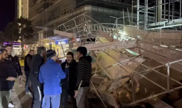 Bursa'da fırtına binanın iskelesini devirdi, araçlara zarar verdi