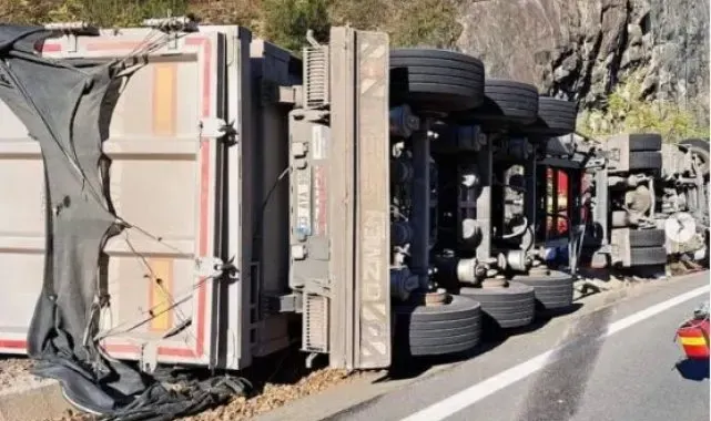 Ordu'da devrilen tırın altında kalan sürücü hayatını kaybetti