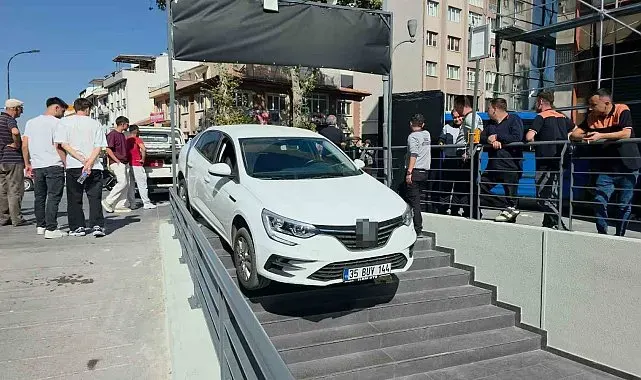 Kütahya'da ilginç kaza: Otomobil marketin merdivenlerinde asılı kaldı