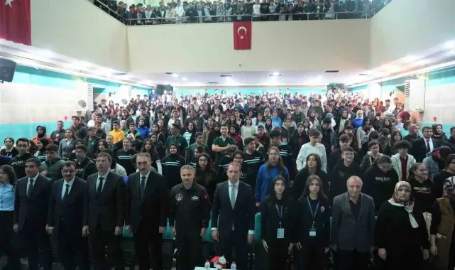 Türkiye'nin ilk astronotu Alper Gezeravcı Muş'ta öğrencilerle buluştu