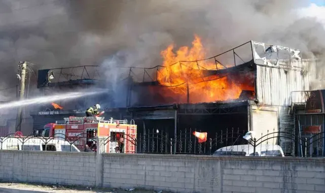 Niğde'de otomobil tamirhanesi yangında küle döndü