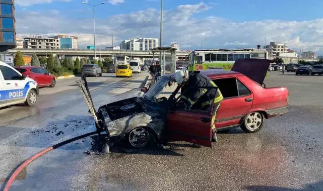 Otopark çıkışında alev alan otomobil kullanılamaz hale geldi