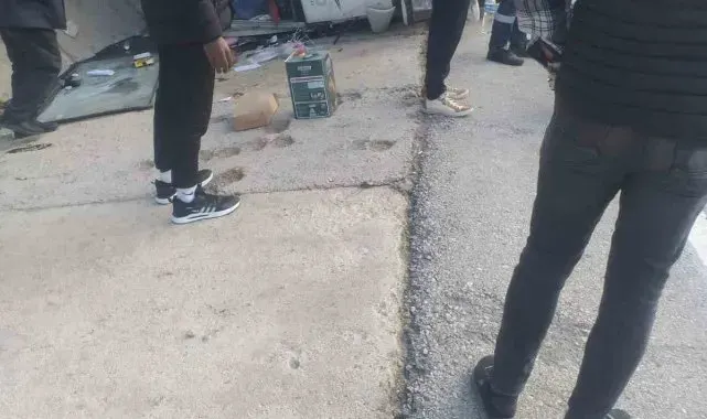 Erpiliç'in tavuk yüklü kamyonu devrildi: 1 yaralı