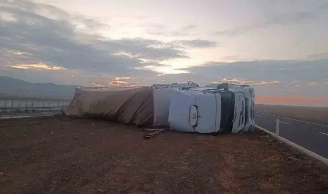 Aksaray'da tır devrildi: 1 yaralı