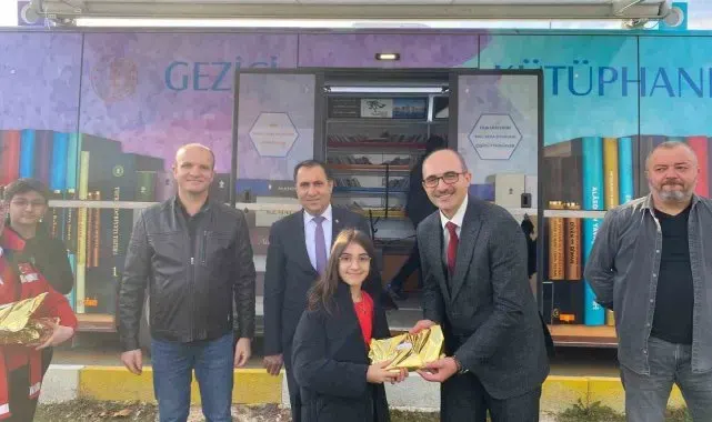 Çocuklarla bir araya gelerek, kitap armağan etti