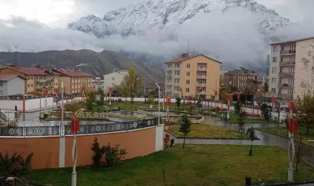 Hakkari'nin etrafını saran dağlar beyaza büründü