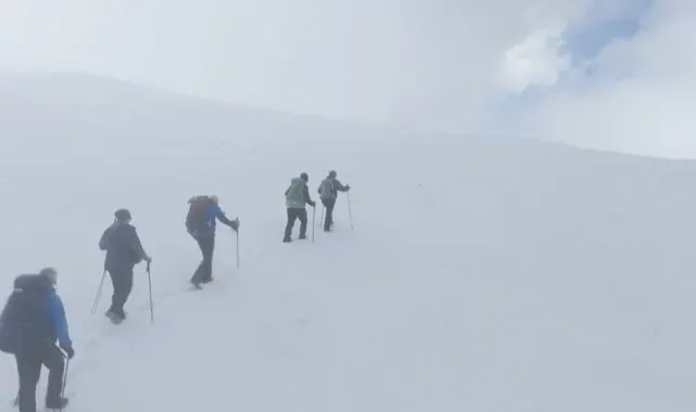 Zirveye çıkan dağcılara Uludağ'da sezonun ilk kar sürprizi