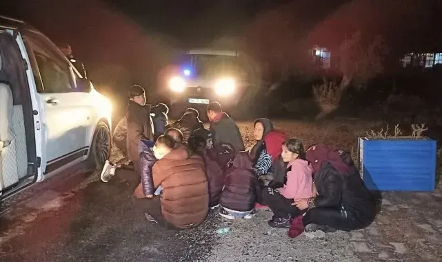 Ayvacık'ta 64 kaçak göçmen ile 3 göçmen kaçakçısı şüphelisi yakalandı