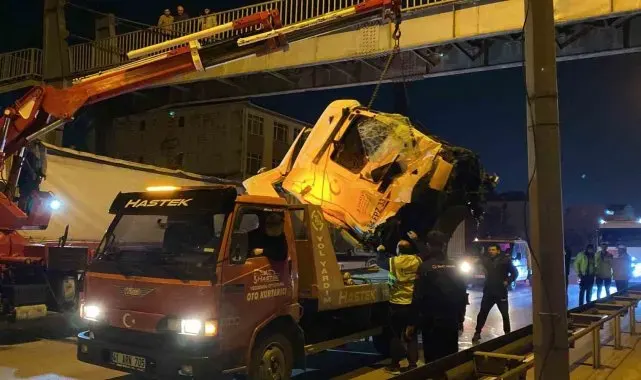 Kocaeli'de 2 tırın karıştığı kazada kupa koptu: Sürücü ağır yaralandı
