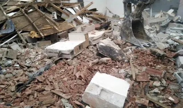 Babaeski'de metruk binalar yıkılıyor