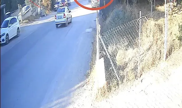 Hafriyat kamyonu iki aracı biçip bahçeye uçtu: 1 yaralı