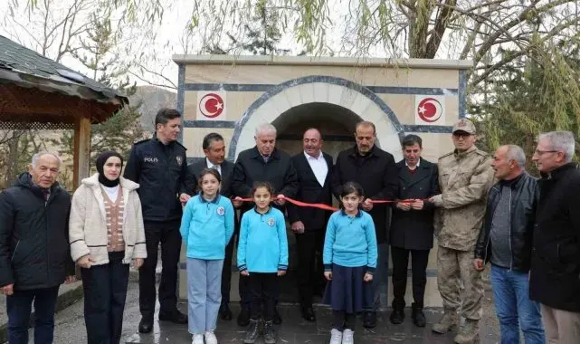 Bayburt'ta şehit Ömer Halis Demir adına yaptırılan çeşmenin ve Taht köyü konağının dualarla açılışı yapıldı