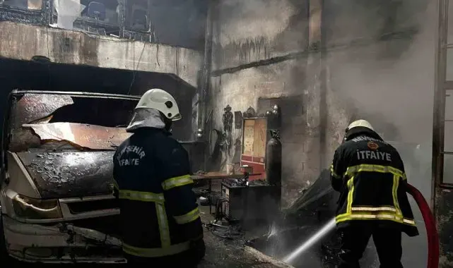 Kaporta dükkanında çıkan yangın büyük hasara neden oldu