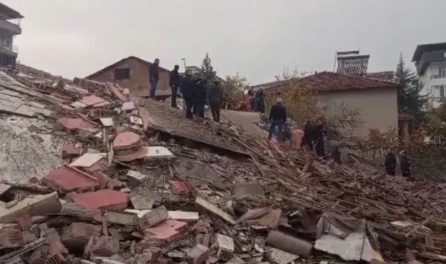Malatya'nın Yeşilyurt ilçesinde ağır hasarlı 4 katlı bir binada yıkım sırasında göçük meydana gelirken kepçe operatörü enkaz altında kaldı. Olay yerine çok sayıda arama kurtarma ekibi sevk edildi.