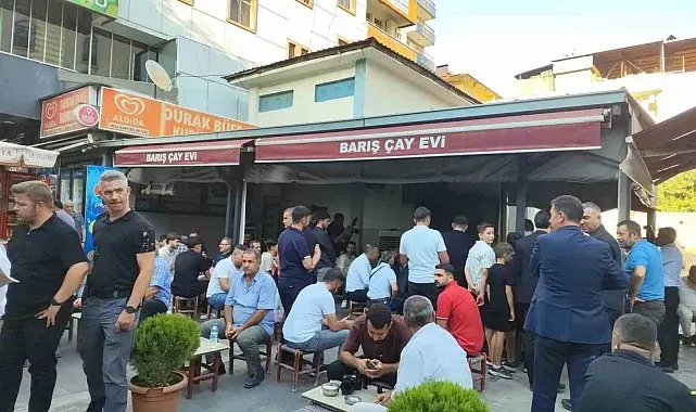 Bakan Tekin, Batman'da çayevinde vatandaşlarla bir araya geldi