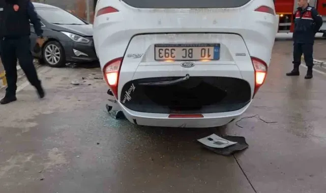 Balıkesir'de ters dönen araçtan yara almadan kurtuldular