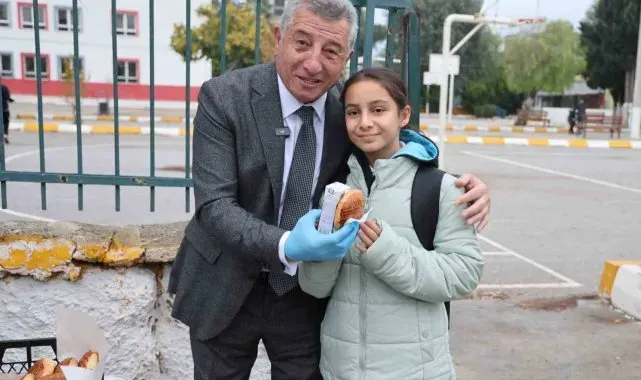 Güzelbahçe Belediyesi her gün bin 500 öğrenciye süt ve poğaça dağıtacak
