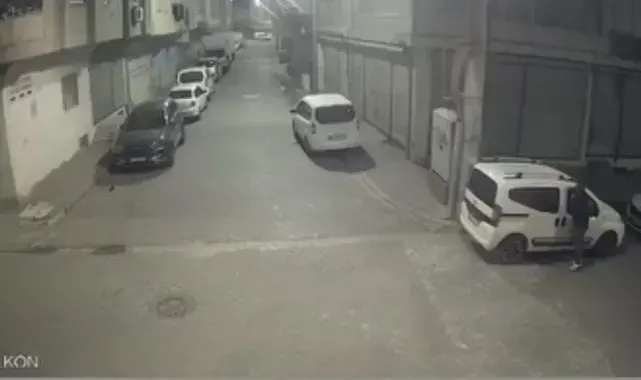 Mardin'de park halindeki otomobilden hırsızlık güvenlik kamerasına yansıdı
